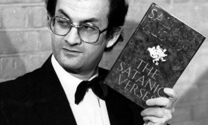 Salman-Rushdie-holding-a--002
