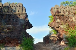 00_Damaged outer walls of Alamparai Fort in ECR Road