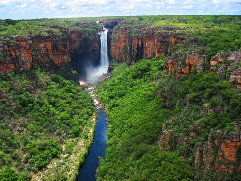5 MUST VISIT ATTRACTIONS IN AUSTRALIA