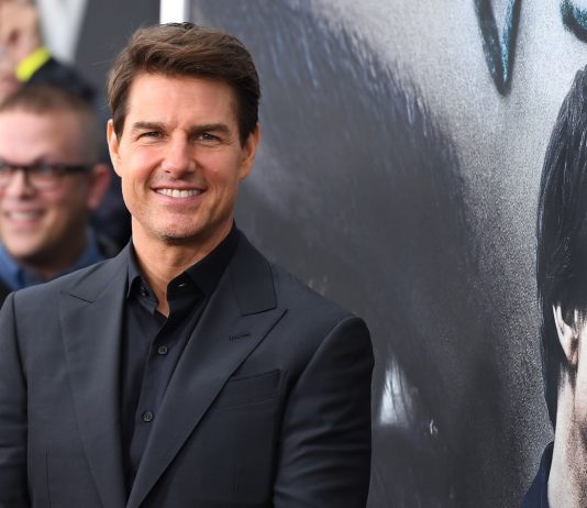 Celebs That Do Not Own Cell Phones: 10 Movie Stars Here's a list of celebs that do not own cell phones.